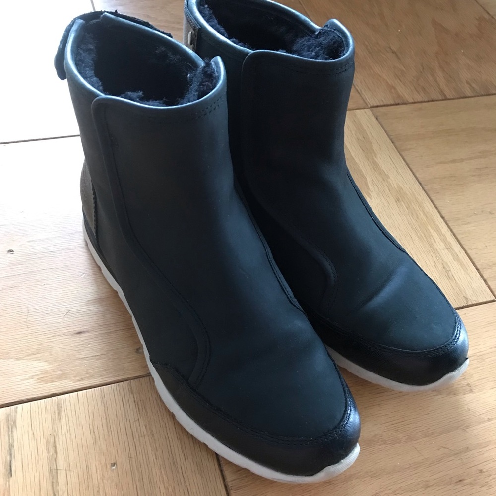 ** Ugg **Winter Waterproof Shoes Perfect Size 7/38